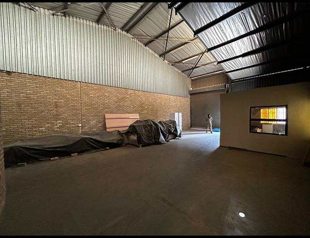 165M² WAREHOUSE TO LET IN LOMBARDY WEST